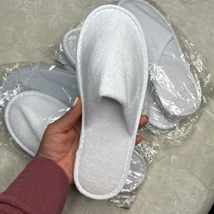Reusable and disposable 5 pair of  white spa slippers one size NEW